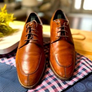 Johnston & Murphy lace up split front oxfords